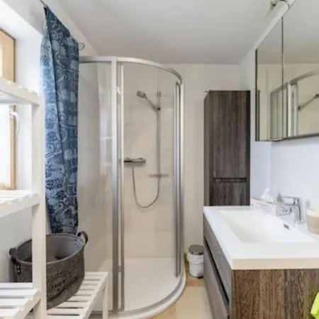 # Zentral & Ruhig Fuer Paare, Familien & Gruppen Holiday home